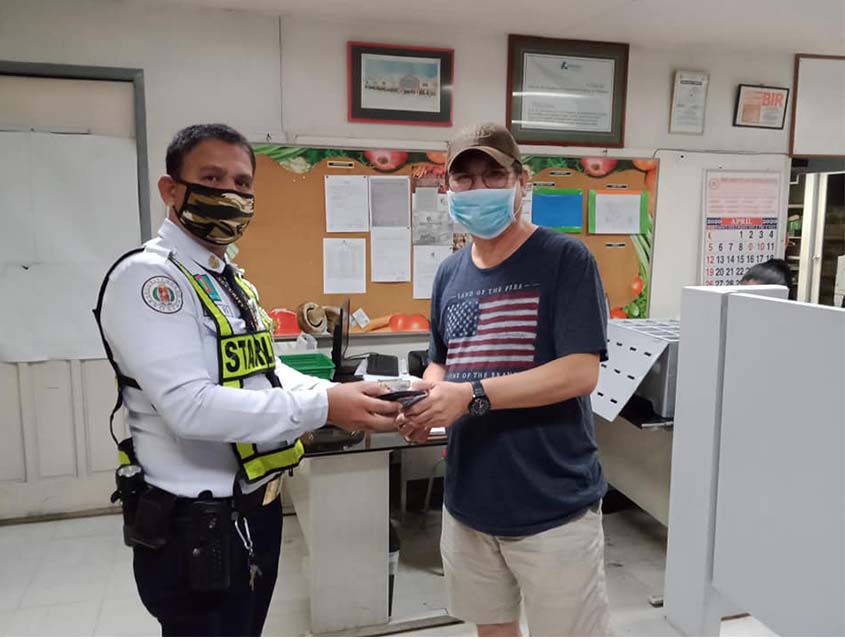 Araneta City security guard commended for returning lost wallet containing P60K