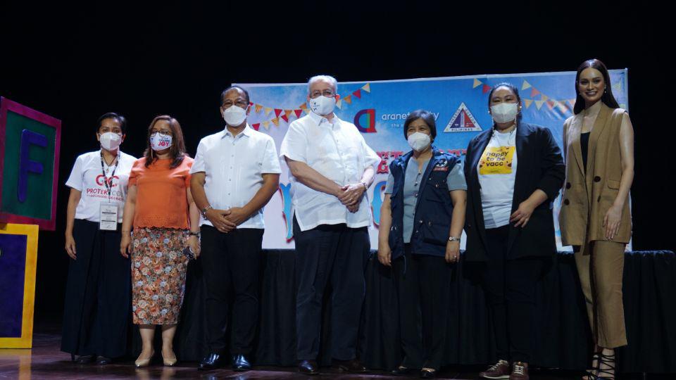 Public officials visit New Frontier Theater for nat&#039;l COVID vax drive