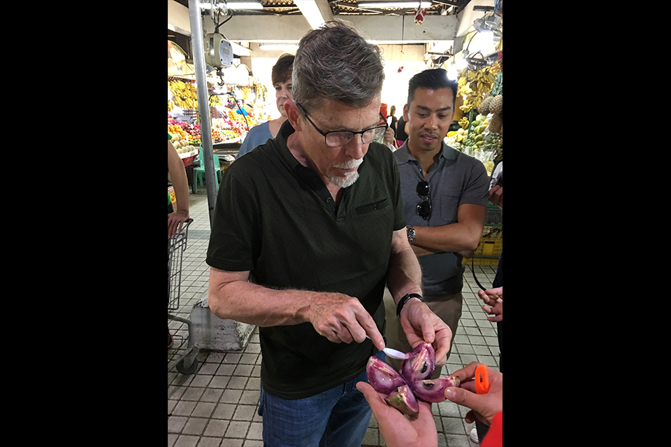 Int’l chef-host, Columbia University students tour Farmers Market